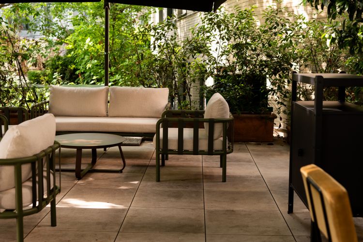 Un dettaglio del giardino di Casa Camperio, dimensione ideale per un aperitivo in pieno centro, eppure immersi in uno spazio riservato e accogliente