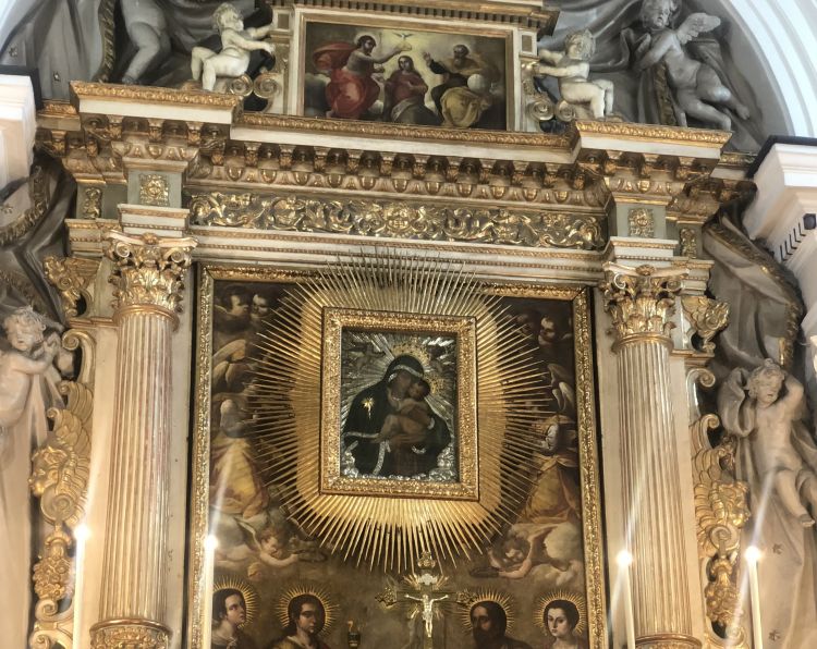 La pala d'altare raffigurante la Madonna delle Galline
