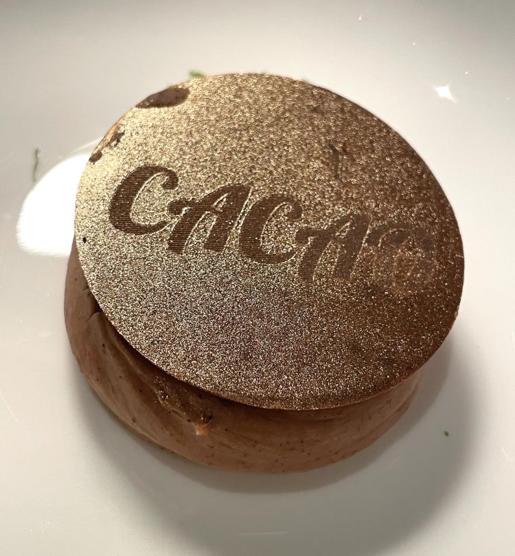 Parte dello splendido dessert: Carruba, cacao e vaniglia, un piatto di Salvatore Bianco