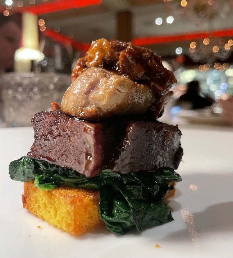 Guancia di manzo, pan brioche allo zafferano, spinacino, foie gras e durelli di pollo, un piatto di Matteo Gabrielli