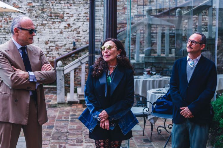 Da sinistra Cesare Cunaccia, giornalista, professore universitario e curatore, Maria Elena Aprea, direttore creativo di Chantecler e a destra l'artista Roberto di Alicudi
