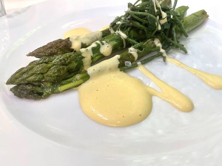 Asparagi verdi scottati dolcemente con bruscandoli e salsa olandese
