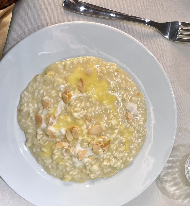 Risotto con asparagi bianchi, salsa d'arancia e mandorle
