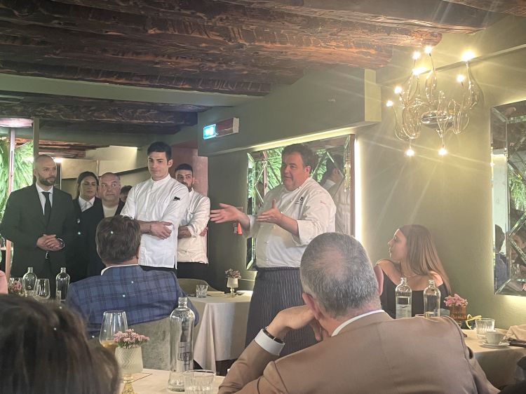 Lo chef Gennaro Esposito con la brigata di sala e cucina del ristorante La Bauta, all'interno di Palazzo Nani Mocenigo a Venezia
