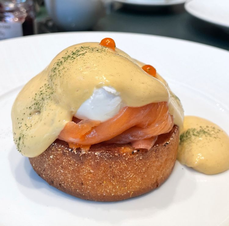 Un classico: Uova alla benedettina, English muffin tostato con salmone affumicato, finocchio demi-sel, uova di salmone e salsa bernese
