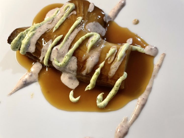 Cardoncello di grotta alla cacciatora e bagnetto verde
Il fungo viene cotto come se fosse una carne, alla brace, e poi condito con un fondo di cottura di arrosto di vitello, salsa alla cacciatora (con olive itrane) e bagnetto verde alla piemontese. L'oliva arriva lentamente estratta dall'abbinamento proposto da Paolo, un Verduzzo di Cialla, perfetto