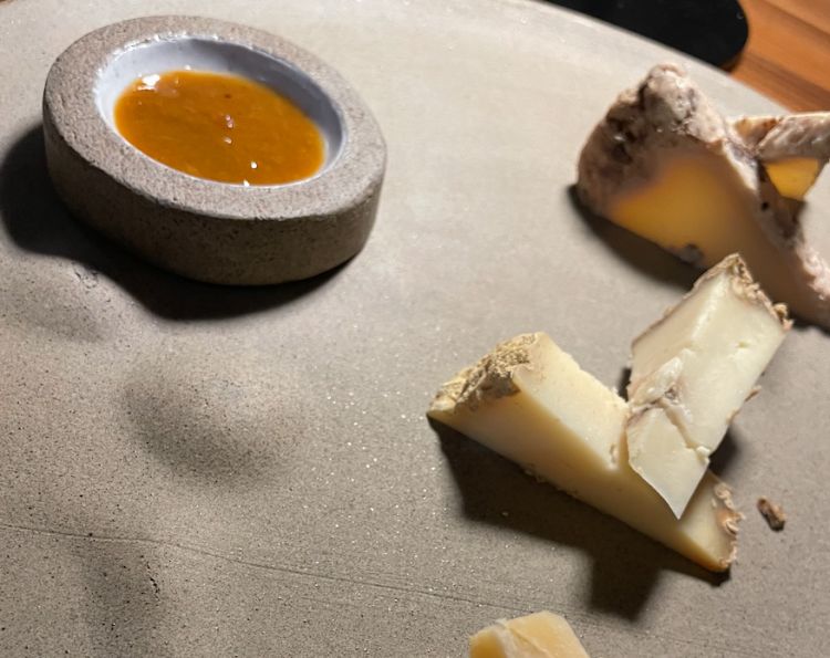 Alcune chicche di grotta, reparto formaggi: toma piemontese e taleggio stagionato nelle vinacce di Malvasia