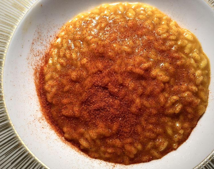 Risotto cotto in brodo di peperoni arrosto, zafferano, lime, paprika dolce e gamberi rossi di Bernardo Paladini
