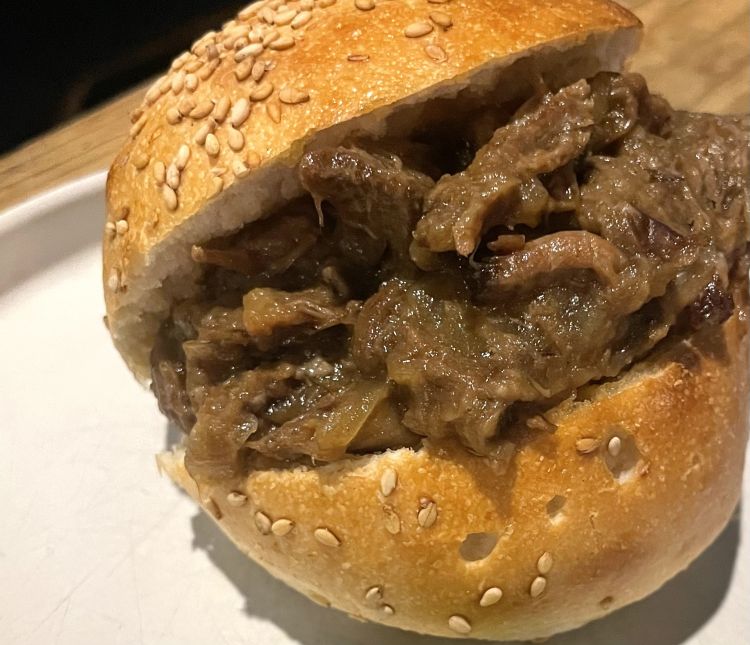 Bun alla genovese servito con salsa bernese
