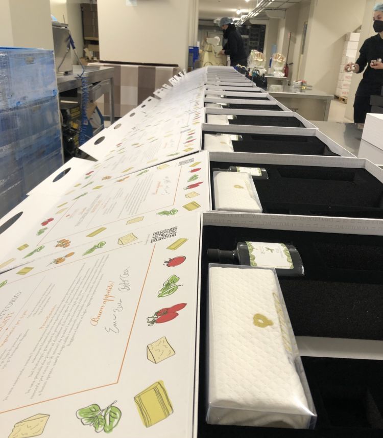 La preparazione della golosa Gift box dei Paccheri alla Vittorio al primo piano dello stabilimento, dedicato all'e-commerce
