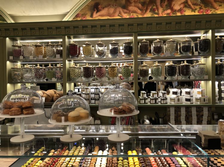 Il banco dolci della storica pasticceria Cavour 1880, a Bergamo Alta, dal 1994 gestita dalla famiglia Cerea
