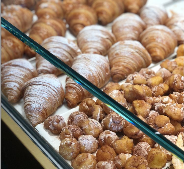 Le brioches e altre golosità del banco dolci alla boutique del DaV Pastry Lab
