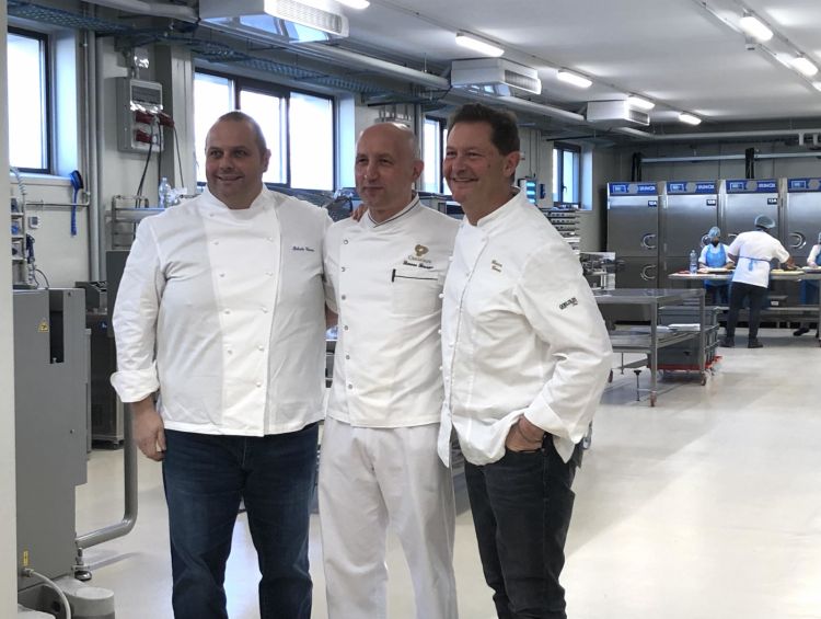 Da sinistra lo chef Bobo (Roberto) Cerea, il pasticciere Simone Finazzi e Chicco (Enrico) Cerea, anche lui in cucina con il fratello minore
