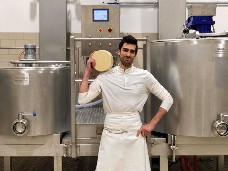 Matteo Costa Pelliciari prima di dedicarsi a L'Asan e La Mussa ha lavorato come casaro presso aziende che producono Parmigiano Reggiano
