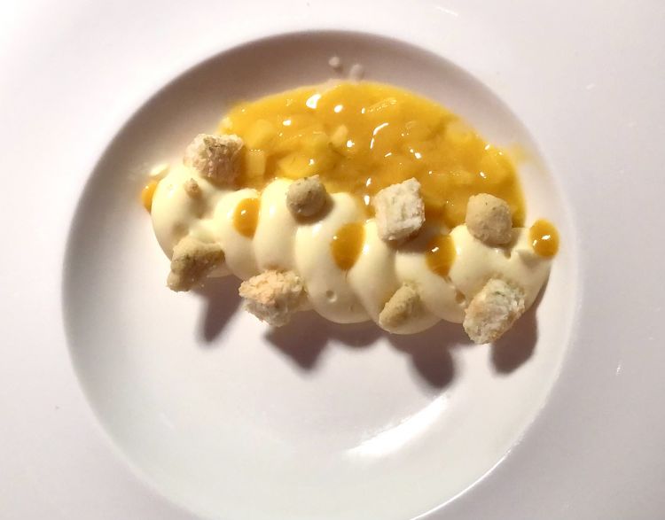 Cremoso al cioccolato bianco, mango e biscuit alla mandorla, un dessert di Identità Golose Milano
