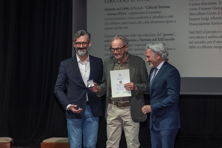 Il sindaco di Tortona Federico Chiodi e l’assessore Fabio Morreale consegnano il premio “Grosso d’oro” a Walter Massa