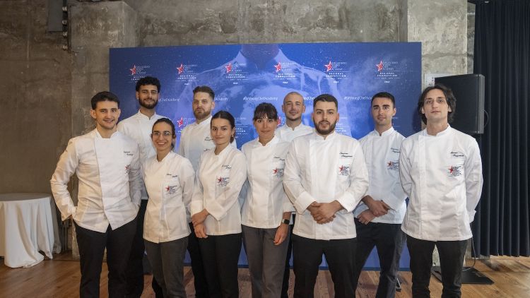 Tutti i concorrenti alla finale italiana della sesta S.Pellegrino Young Chef Academy Competition. Erano: Edoardo Tizzanini accompagnato da Davide Galbiati; Silvia Rozas accompagnata da Marzo Zambon; Josefina Zojza accompagnata da Simone Caponnetto; Alessio Magistro accompagnato da Edoardo Traverso; Gabriel Collazzo accompagnato da Luigi Lionetti; Marco Pezzaioli accompagnato da Giuliana Germiniasi; Eros Castrogiovanni accompagnato da Domenico Magnifico; Elisa Frutti accompagnata da Arianna Gatti; Simone Buggiani accompagnato da Alexander Robles; Lorenzo Manosperti accompagnato da Luca La Peccerella