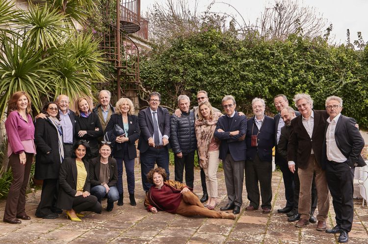 La foto di gruppo degli ospiti a Montevetrano
