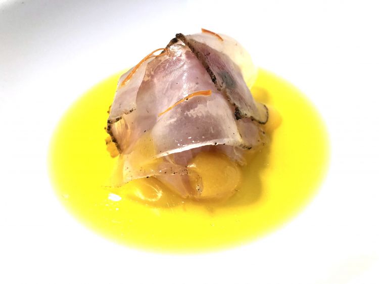 Ricciola, kumquat, lardo maison e zafferano
