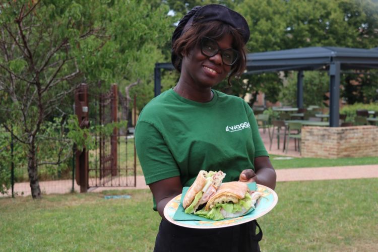 Il panino d’autore Nettuno, con salmone affumicato dallo stesso Daniele Repetti, burro salato, cipolla caramellata e scarola; tra le altre creazioni troviamo il Babilonia con pastrami di manzo, senape al miele, cetriolini e olio evo; e ancora il Babele, con lingua di manzo, salsa verde, cipolle caramellate, peperoni arrostiti e olio evo

