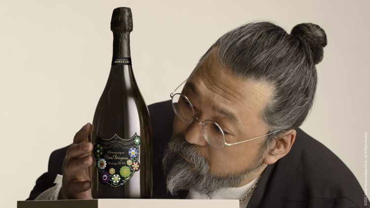 L'artista Takashi Murakami firma l'edizi