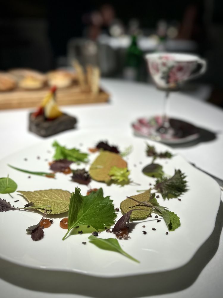 Paté de foie gras, cacao, marmellata di limone, chutney di mela annurca, essenza al bergamotto e crackers allo zafferano, paprika e carbone
