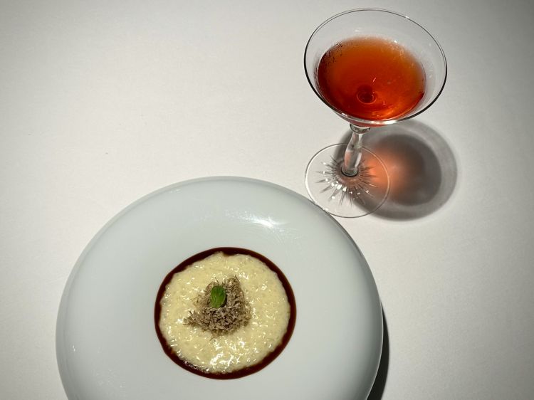 Il Finto risotto di cipolla in abbinamento al Negroni al tartufo bianco 
