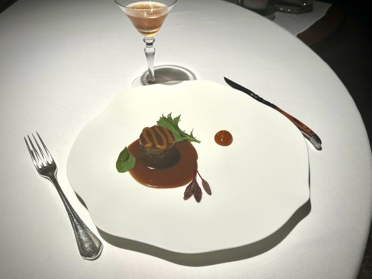 L'Anatra Royale con composta di albicocche del Vesuvio e salsa di Pedro Ximénez, servita con il cocktail cristallizzato a -30°C, Kims drink con infusione di arancia, gin, vodka e Pedro Ximénez 30 anni
