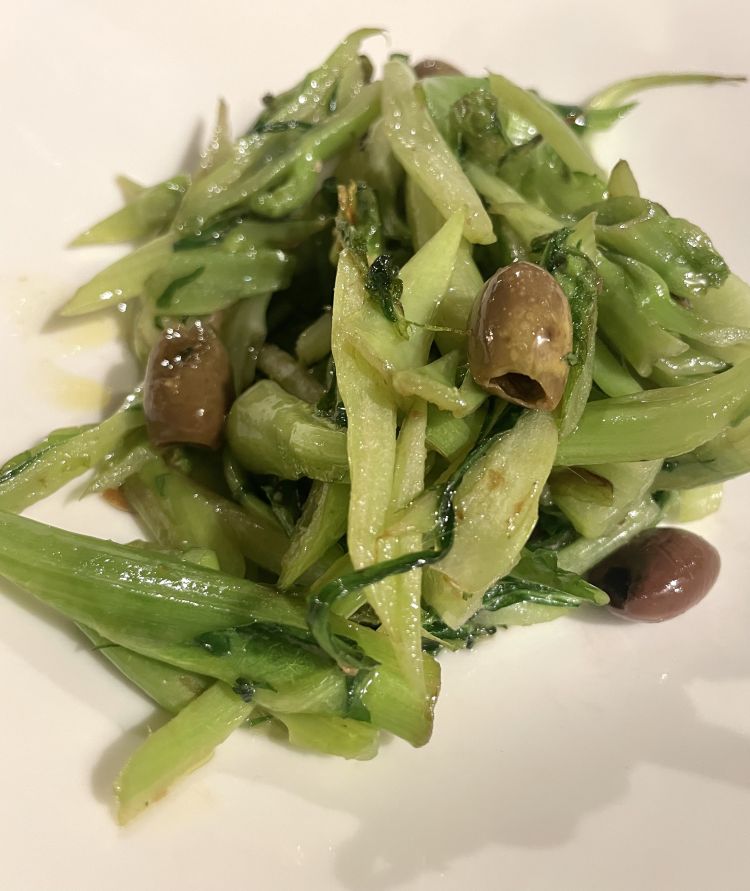 Puntarelle saltate con alici e olive
