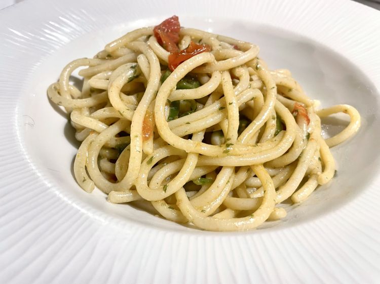 Spaghettoni al pesto di aglio orsino: friggitelli, pomodorini, peperoncino, pesto di aglio orsino con caciocavallo silano
