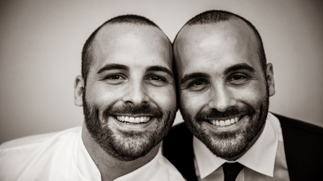 I gemelli Billi, a sinistra Alessandro (in cucina)
