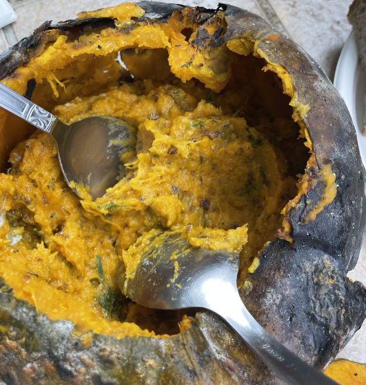 Zucca alla brace e la sua polpa affumicata arricchita da burro di manteca, tartufo nero, achillea (la "mamma" della carota selvatica), scorza di limone, pecorino e aceto. Una piccola "porzione" della cucina spontanea di Cristian Torsiello e Cristiano Tomei