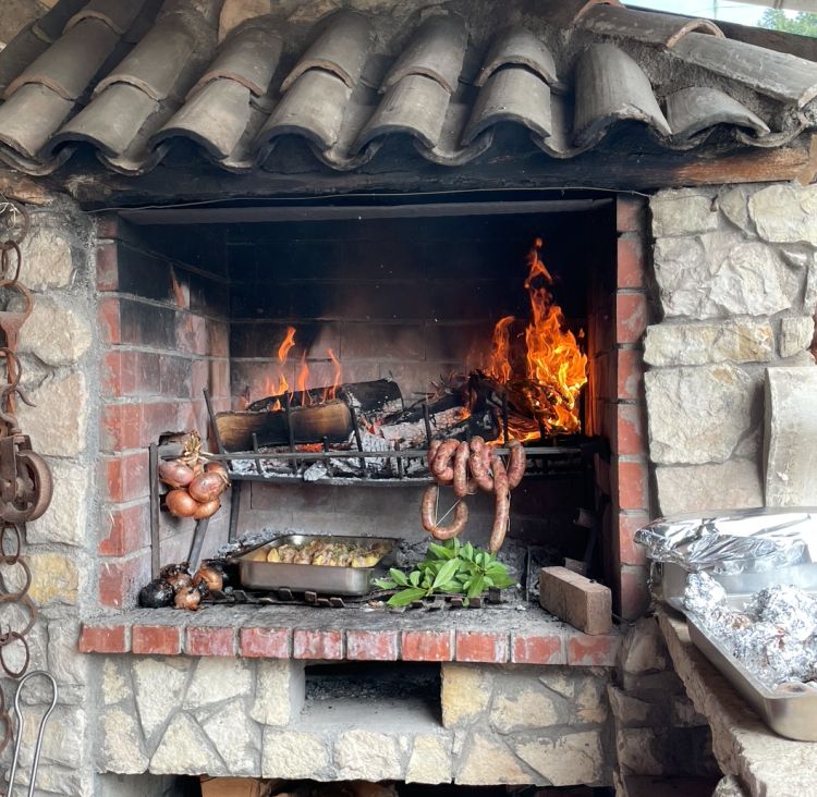 Fuoco e brace, l'origine di un pranzo memorabile a cura di Cristian Torsiello, Mirko Balzano, Davide Filadoro e Lello Tornatore negli spazi della Cantina Antonio Caggiano a Taurasi (Avellino), in Irpinia