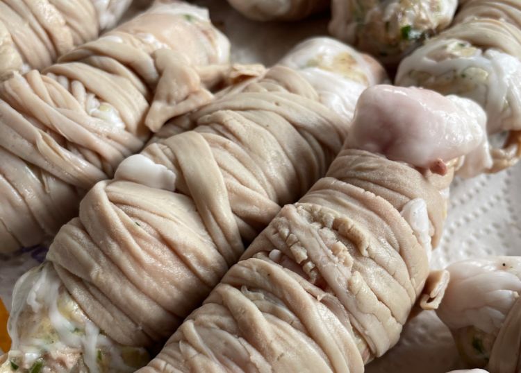 I mugliatielli, che in questo caso, per la farcia, hanno onorato la ricetta di Grottaminarda (Avellino), vale a dire zero parti sanguinolente a favore di animelle, uova e aromi, ìcome ci spiega lo chef irpino Mirko Balzano