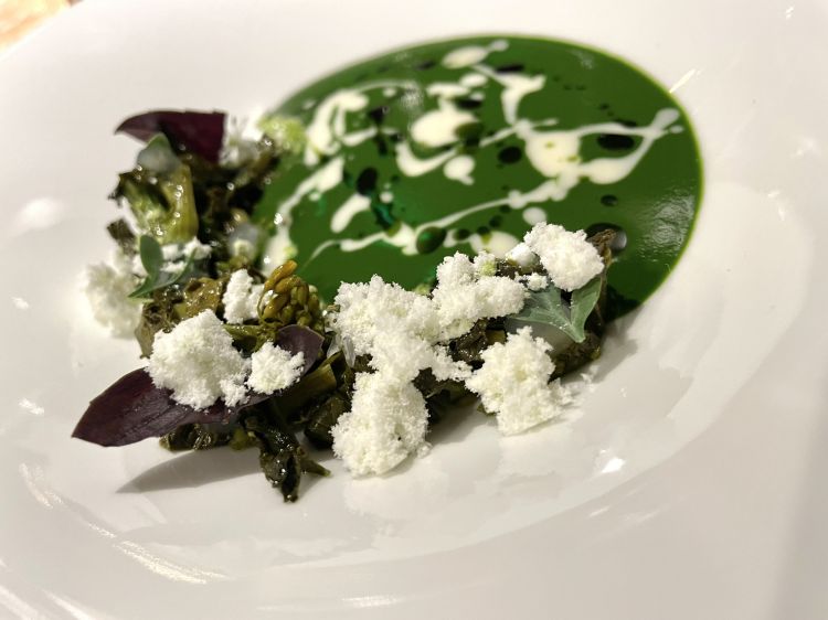 Strepitoso piatto vegetale a cura di Cristian Torsiello: la Zuppa di cime di rapa e latte di provola