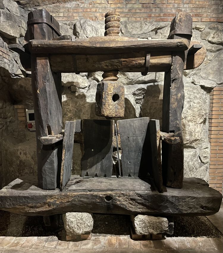 Il torchio comune di 300 anni custodito a Taurasi nella Cantina di Antonio Caggiano