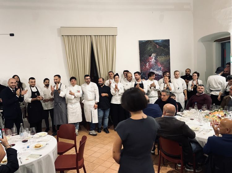 La prima cena di Entroterra 2024 al Castello Marchionale di Taurasi (Avellino): presenti all'appello, Cristian Torsiello, Arcangelo Gargano, Stefania di Pasquo, Paolo Barrale, Bobo Cerea, Tomaz Kavčič e Carmen Vecchione, assieme a uno straordinario gruppo di collaboratori di sala e cucina