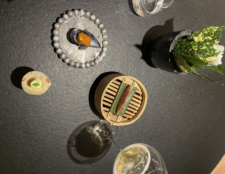 Il benvenuto dalla cucina: a partire dall'alto, la Cozza ripiena di stracotto di riso, al centro, Mango acerbo al bbq con polvere di gambero e sommacco e, in basso,&nbsp;Tacos con emulsione di lime e cavolo cappuccio
