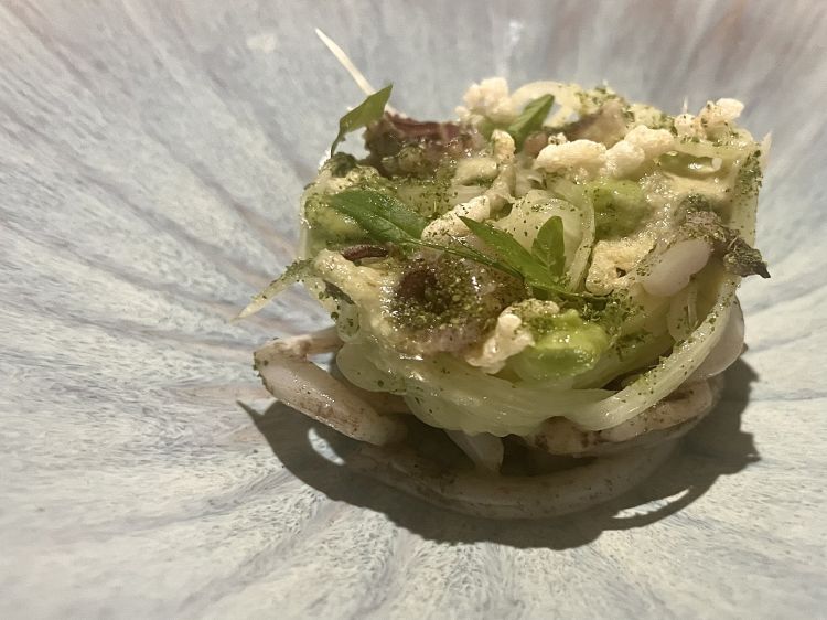 Calamari cacciaroli, papaya e kaffir lime: sono sapori a cui &egrave; affezionato Feltrin che conserva il ricordo delle Papaya salad tailandei, qui arricchita da calamari cacciaroli, piccoli, teneri,&nbsp;scottati alla piastra, serviti con insalata di papaya acerba marinata al keffir lime. Il tutto &egrave; condito con un'emulsione di guanabana -&nbsp;un frutto delizioso tipico della Colombia -,&nbsp;riso soffiato, aneto, coriandolo e&nbsp;avocado
