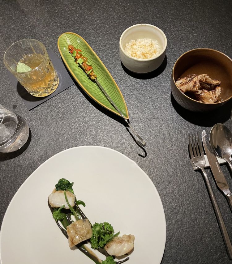 Rana pescatrice, riso jasmine, kebab di quinto quarto di mare
