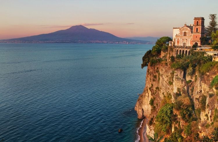 Il tramonto a Vico Equense, sfondo della manifestazione ideata da Gennaro Esposito