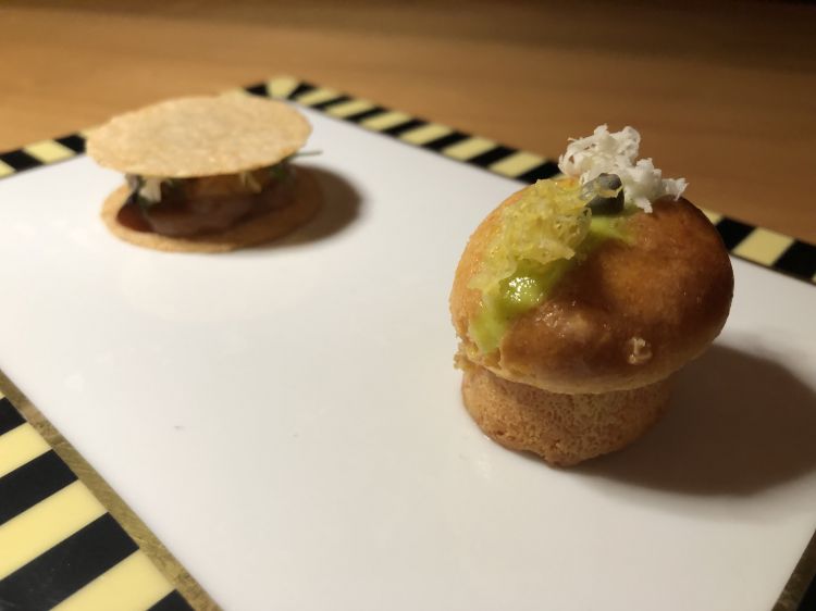 Il benvenuto di Vieni in Italia con me è un aperitivo all'italiana e quindi, in ordine di assaggio, Babà come un Bloody Mary, bagnato in acqua di pomodoro, incorpora il sedano e la freschezza piccante del rafano, mentre sul palato, l'impasto si scioglie quasi con la sua dolcezza. Accanto, Cous cous: due dischi ripieni di salsa alla caponata, gambero e un agrodolce speziato, acceso che persiste scaldando il palato...
