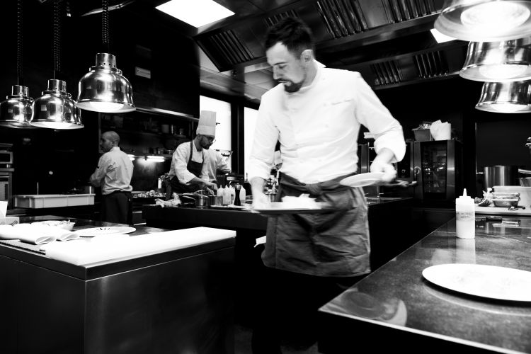 Lo chef Gianluca Renzi all'opera in cucina
