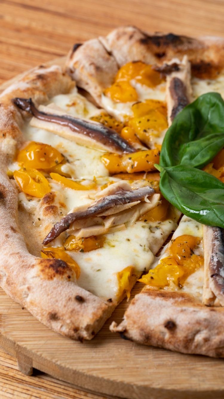 La Cilentana: pomodorino giallo, tonno alalunga, alici, fiordilatte, origano, basilico e olio extravergine