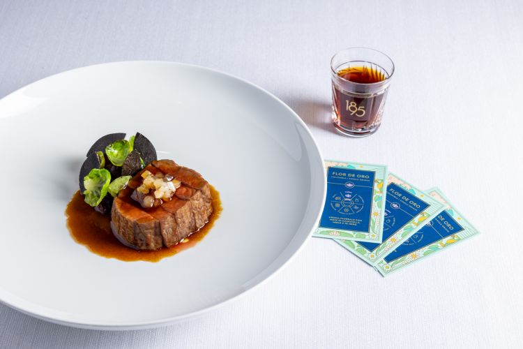 Manzo da Nyyt g&aring;rd invecchiato 120 giorni, visciole e cavoli&nbsp;a cura di&nbsp;Andrea Selvaggini. Il piatto &egrave; stato servito&nbsp;in abbinamento a un cold brew Flor de Oro - Specialty blend cocoa reloaded&nbsp;1895 Coffee designers collection by Lavazza
