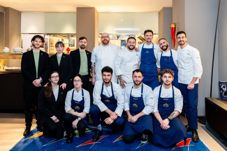 Le brigate di sala e cucina al completo
