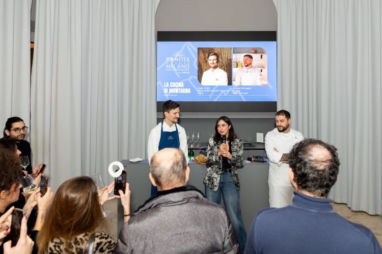 Il benvenuto agli ospiti da parte degli chef nella sala Ovale di Identit&agrave; Golose Milano, in via Romagnosi 3
