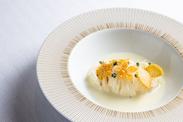 Tajarin di scorzonera, brodo di fontina, timo e topinambur&nbsp;a cura di&nbsp;Paolo Griffa
