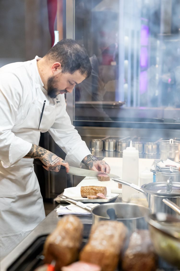 Andrea Selvaggini all'opera con il suo manzo norvegese
