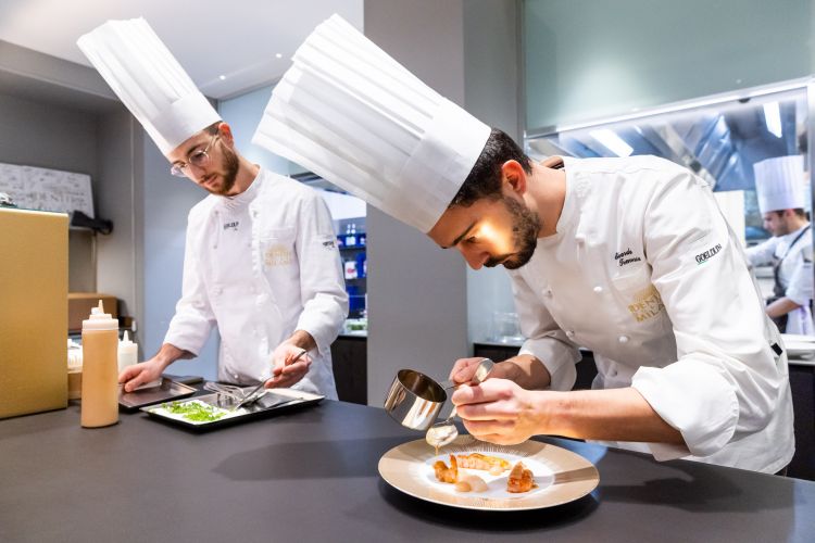 In primo piano lo chef Edoardo Traverso assieme a Riccardo Migliazza, sous-chef dell'Hub
